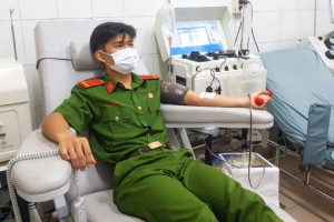 Đoàn viên Đoàn thanh niên Công an tỉnh Khánh Hòa kịp thời hiến máu cứu người