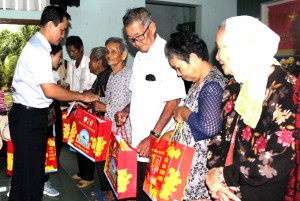 Tặng quà, khám bệnh miễn phí cho người nghèo ở Ninh Hòa