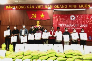 Hội Chữ thập đỏ TP. Nha Trang: Tặng 100 suất quà Tết cho người nghèo