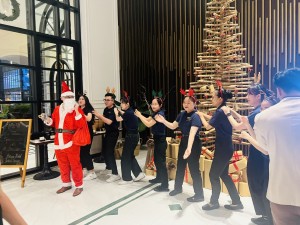 Khách sạn Potique tổ chức lễ thắp sáng cây thông Noel