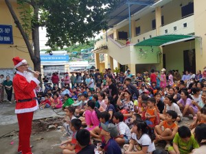 Trao quà Giáng sinh cho trẻ em trên đảo Trí Nguyên