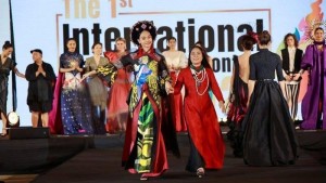 Nhà thiết kế Việt Nam đoạt giải nhất Cuộc thi thiết kế lụa Thái quốc tế