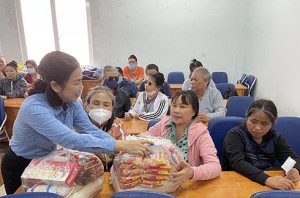 Mặt trận phường Vạn Thắng trao 35 suất quà cho người khiếm thị
