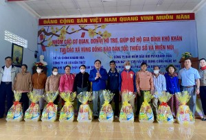 Tặng quà Tết cho 57 hộ dân khó khăn xã Khánh Thượng