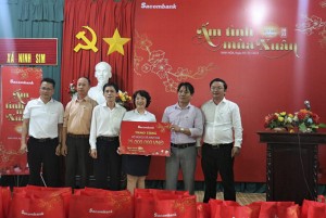 Sacombank Chi nhánh Ninh Hòa trao 100 suất quà Tết cho các hộ nghèo tại xã Ninh Tân và Ninh Sim