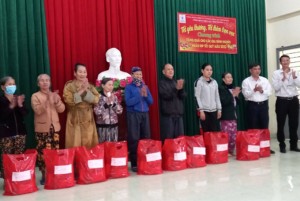 Điện Lực Vĩnh Nguyên - Công ty Cổ phần Điện lực Khánh Hòa trao 50 suất quà Tết tại xã Phước Đồng
