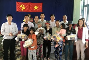 Tặng 200 suất quà Tết cho các hộ dân tại thôn Suối Sâu, xã Ninh Tân