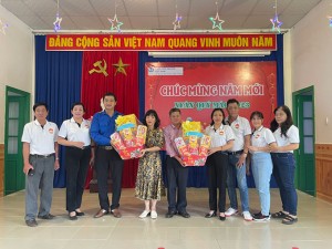 UBMTTQ Việt Nam phường Vĩnh Phước chúc Tết Làng Trẻ em SOS Nha Trang