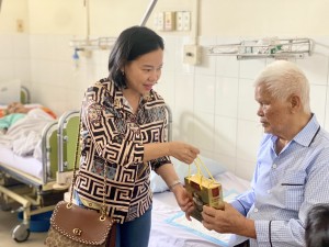 Báo Khánh Hòa và DT Group thăm, tặng quà bệnh nhân tại bệnh viện