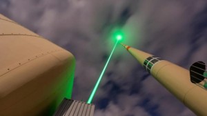 Các nhà khoa học lần đầu tiên dùng laser 'dẫn đường' tia sét