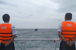 Tàu 405 Vùng 4 Hải quân cứu nạn, lai kéo một tàu cá về bờ an toàn