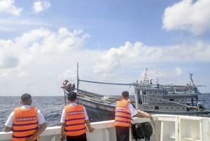 Tàu của Vùng 4 Hải quân cứu hộ, lai kéo một tàu cá gặp sự cố trên biển đến đảo Đá Tây