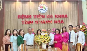 Tặng 350 suất quà cho cán bộ y tế hưu trí nhân ngày Thầy thuốc Việt Nam