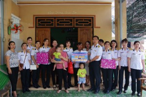 Hội Phụ nữ Lữ đoàn 189 và phường Cam Lợi: Trao quà hỗ trợ các gia đình có hoàn cảnh khó khăn