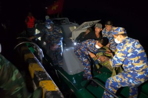 Trực thăng đưa một ngư dân gặp nạn từ đảo Song Tử Tây về đất liền chữa trị