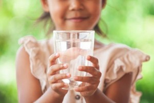 Trẻ nên uống nước khoáng như thế nào để bảo vệ sức khỏe?