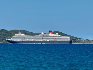 Siêu tàu du lịch biển Queen Elizabeth II mang theo gần 1.900 khách đến Nha Trang