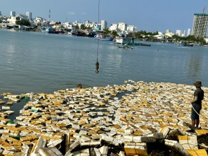 Nha Trang: Tháo dỡ lồng, bè nuôi thủy sản trái phép khu vực cảng Hòn Rớ