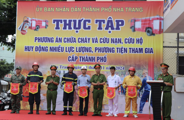 TP: Nha Trang: Hơn 70 người tham gia diễn tập phương án chữa cháy và cứu nạn, cứu hộ tại Cửa hàng xăng dầu số 19  