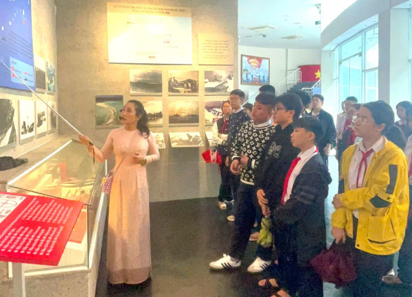 Trường THCS Thái Nguyên: Tổ chức ngoại khóa “Tự hào biển đảo quê hương”