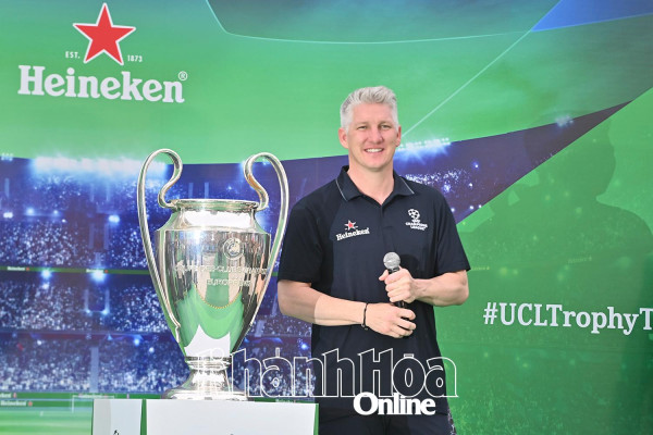 Người dân Nha Trang giao lưu với danh thủ Bastian Schweinsteiger