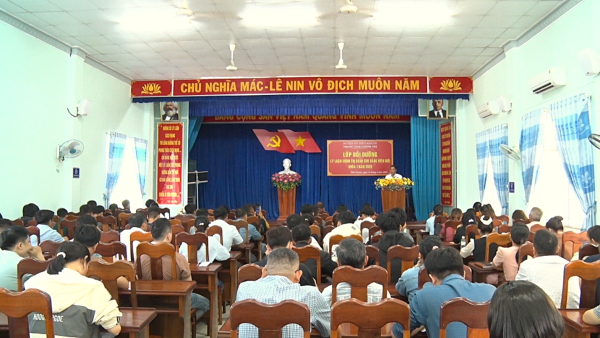 Hơn 100 đảng viên mới của huyện Diên Khánh được bồi dưỡng lý luận chính trị