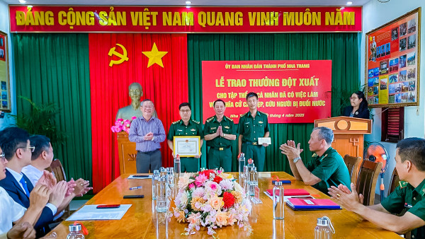 TP. Nha Trang: Khen thưởng đột xuất 1 tập thể, 4 cá nhân đã cứu người bị đuối nước