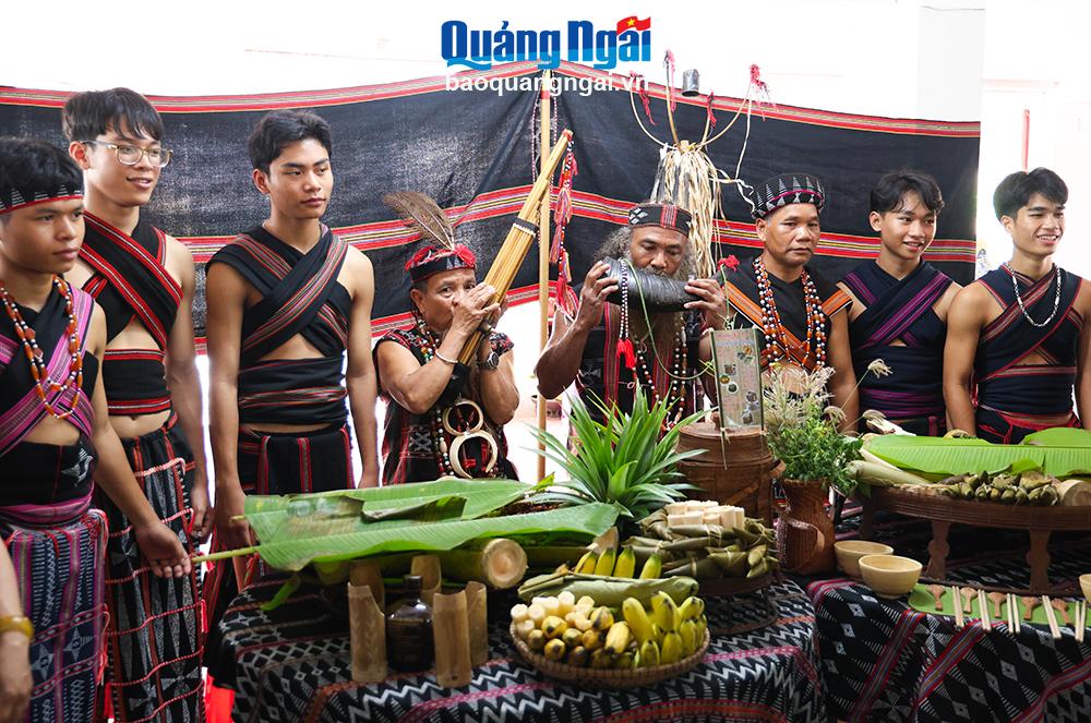 Già làng Alăng Minh (thứ 4 từ phải sang), đến từ đoàn Quảng Nam cho biết, đến với hội thi lần này, chúng tôi đem đến các món ăn như: Cơm lam, ốc đá, cá suối, bánh sừng trâu, sắn nướng ống tre... Đây đều là những món ăn gắn liền với cuộc sống của người đồng bào Cơ Tu.  