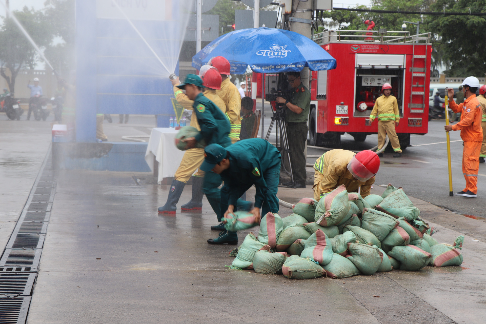 Nhiều lực lượng tham gia chữa cháy.