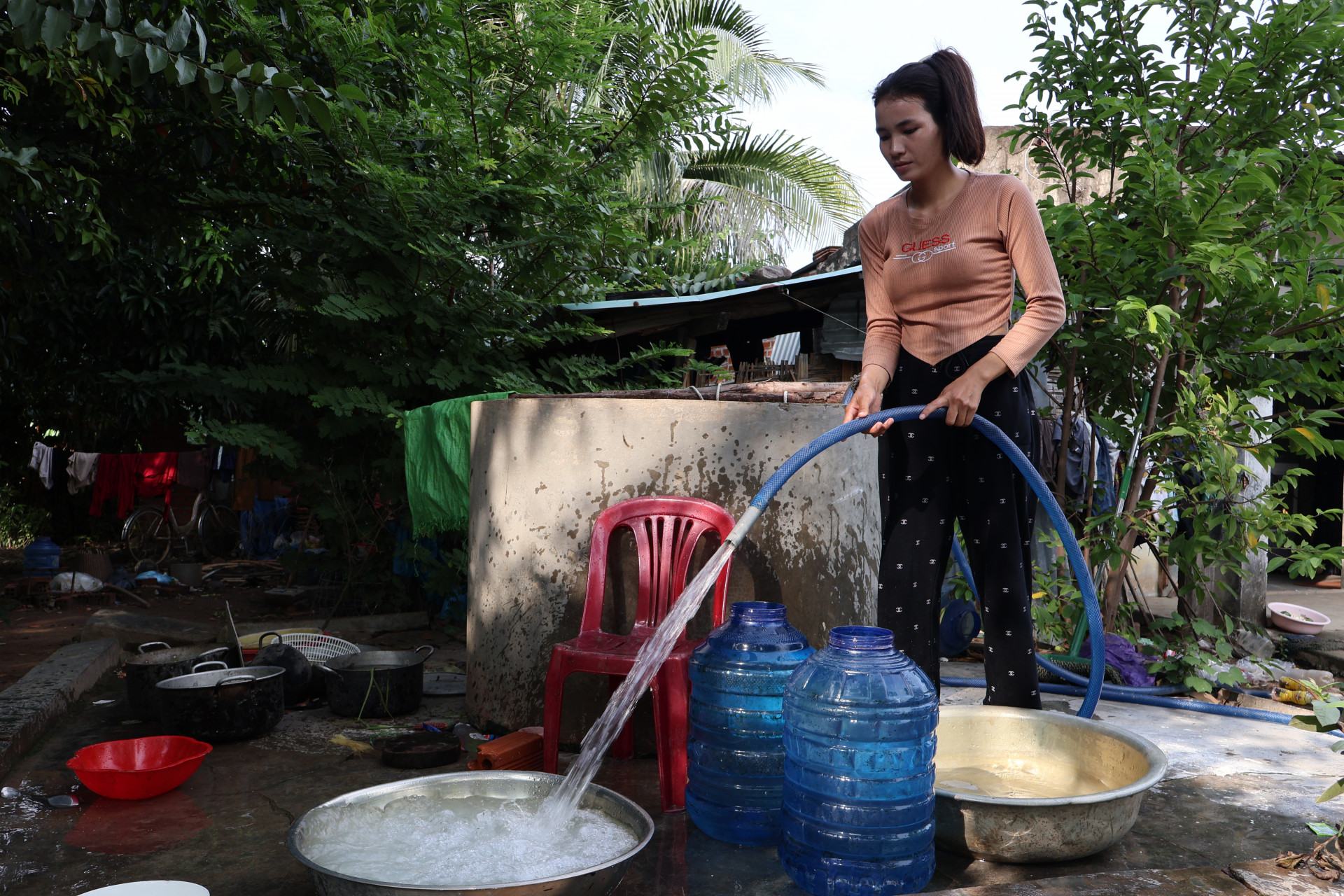 Nước bơm lên ở các giếng nước thôn buôn Đung chỉ để giặt giũ vì không đảm bảo.