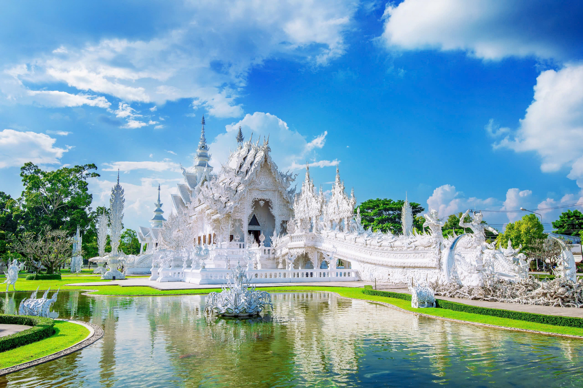 Chùa Trắng (Wat Rong Khun) ở Chiang Rai, Thái Lan chỉ một gam màu trắng thuần khiết   gây ấn tượng với mọi du khách.