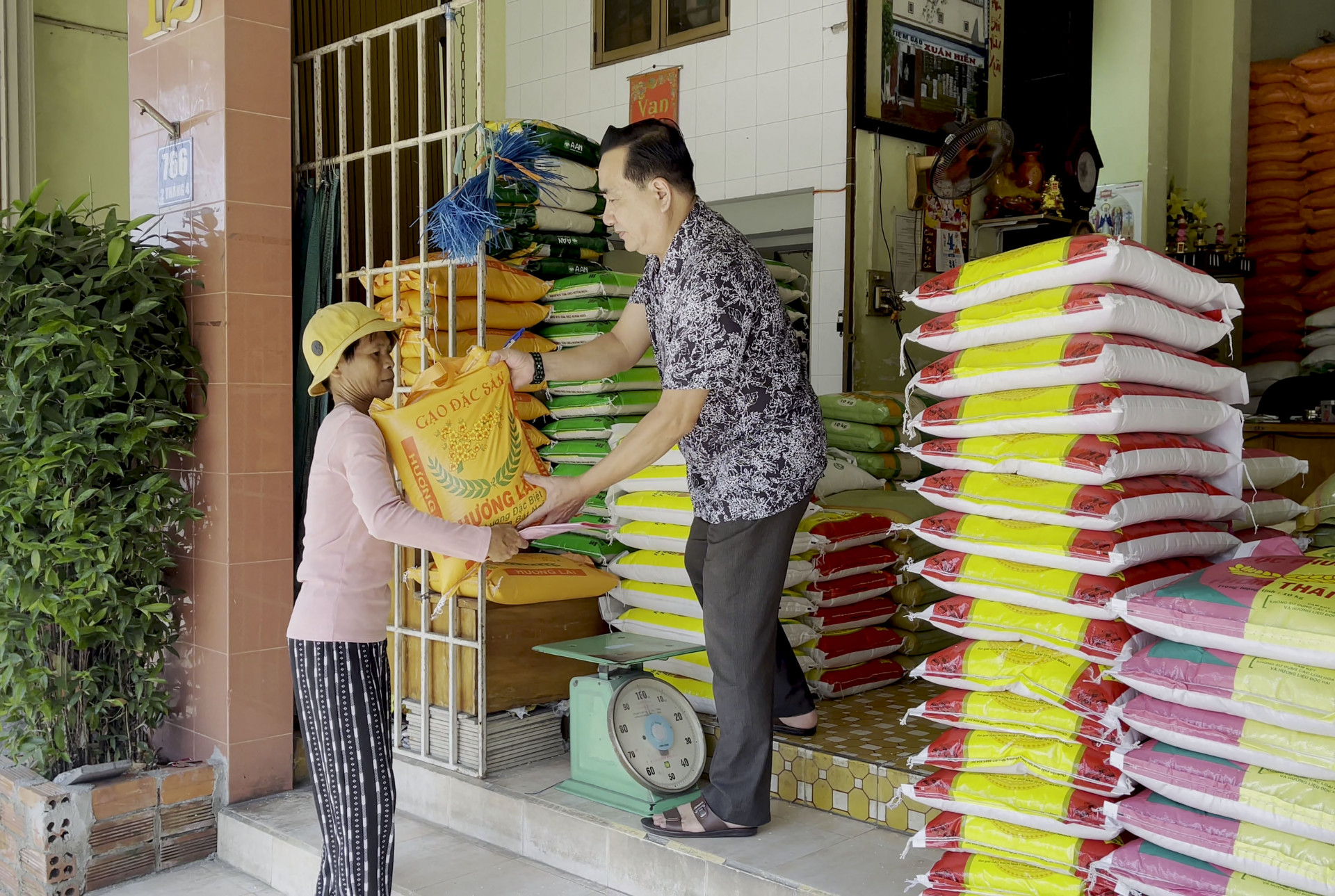 Nhờ có sổ nhận gạo tiết kiệm do phường Vĩnh Phước trao tặng, hàng tháng, bà Hường có thể chủ động đi nhận gạo tại tiệm. 