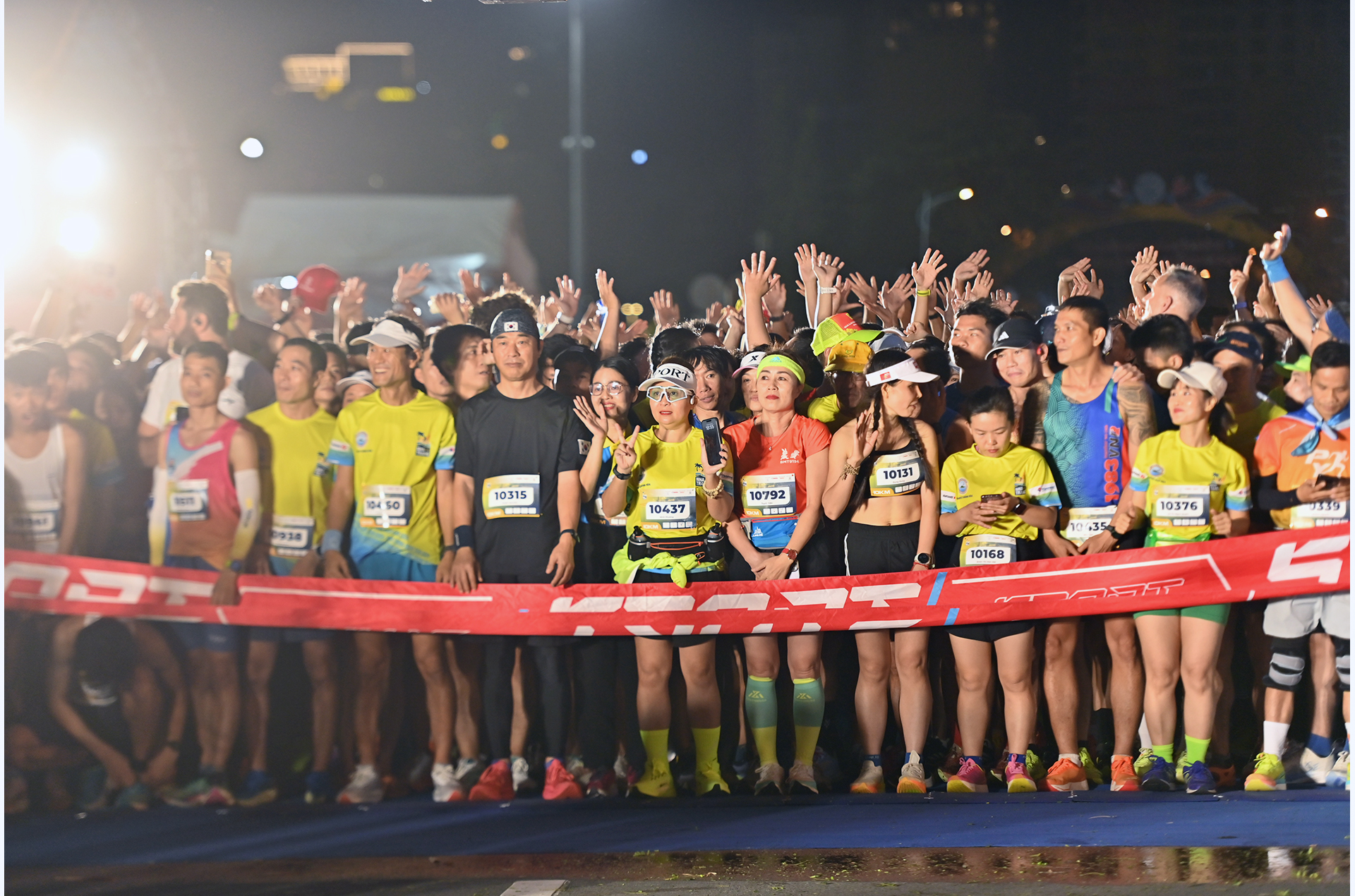 Sôi nổi trên đường đua giải chạy đêm Nha Trang Night Run Sanvinest - Báo Khánh Hòa 2024