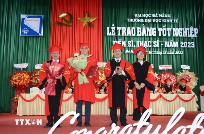 Lãnh đạo Đại học Kinh tế (Đại học Đà Nẵng) trao Bằng Tốt nghiệp cho tân tiến sỹ năm 2023. (Ảnh: Văn Dũng/TTXVN)