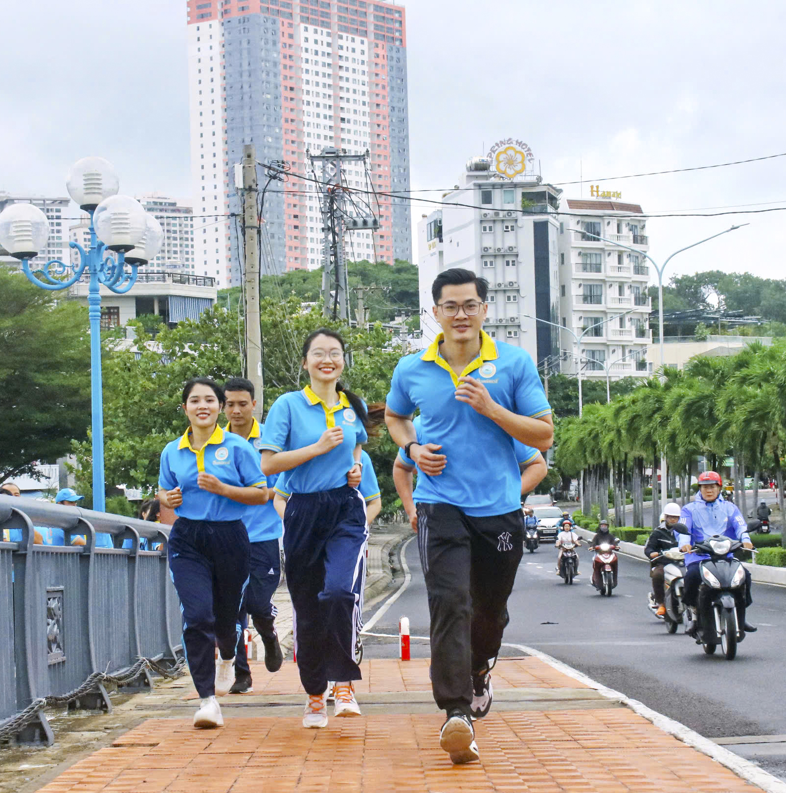 Cùng nhau chạy dọc cầu Trần Phú. Ảnh: Sanvinest Khánh Hòa