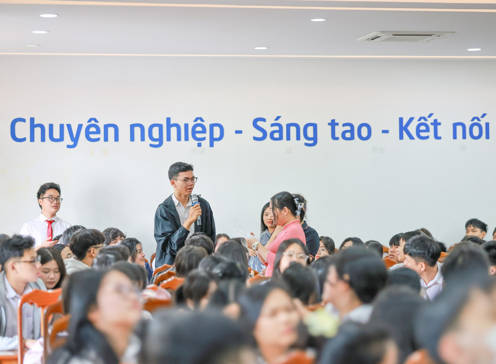 Trường Đại học Khánh Hòa: Tổ chức tham quan, hướng nghiệp cho học sinh Trường iSchool Nha Trang