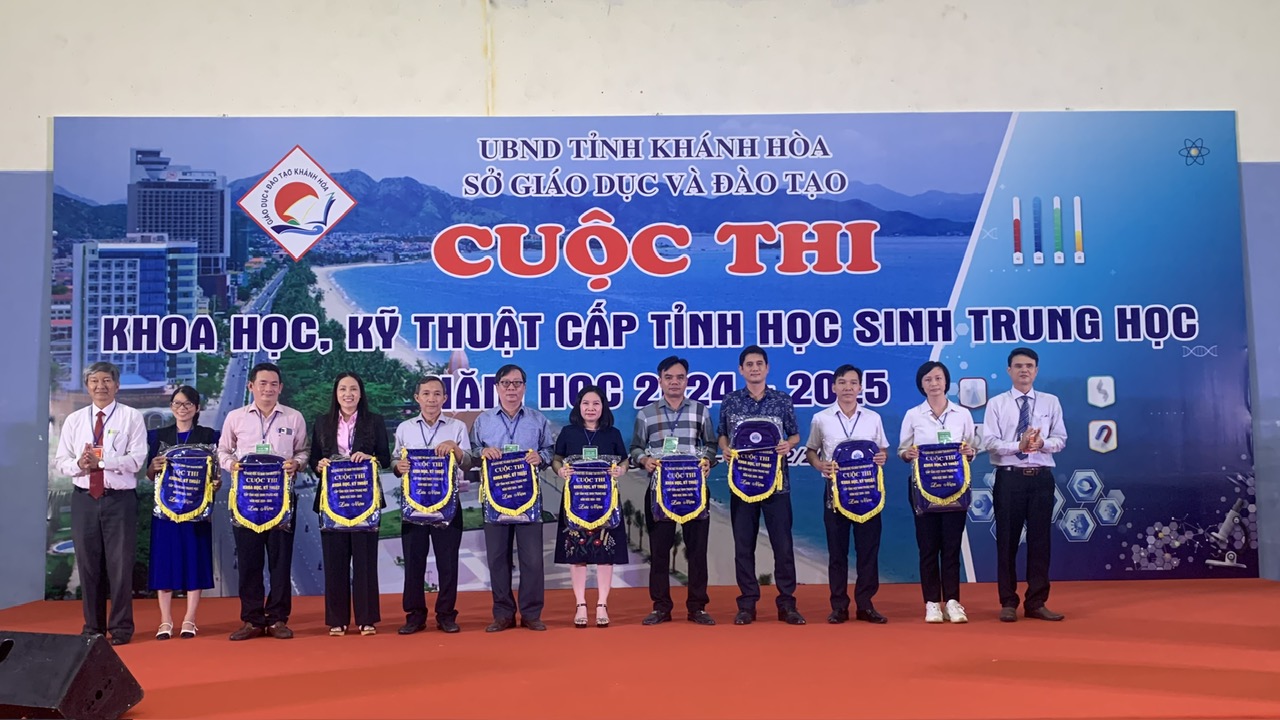 Lãnh đạo Sở Giáo dục và Đào tạo trao cờ lưu niệm cho các trường THPT, trung tâm giáo dục thường xuyên.