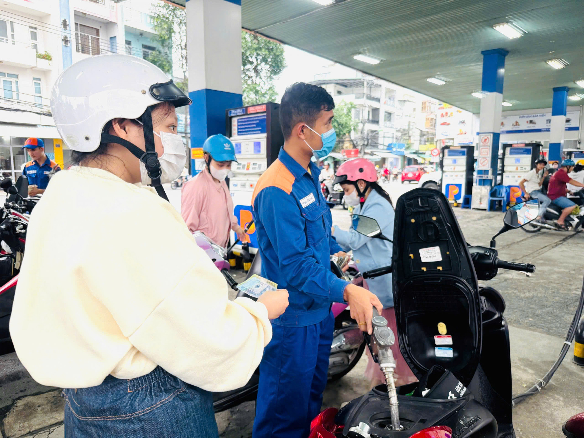 Giá xăng dầu đồng loạt tăng