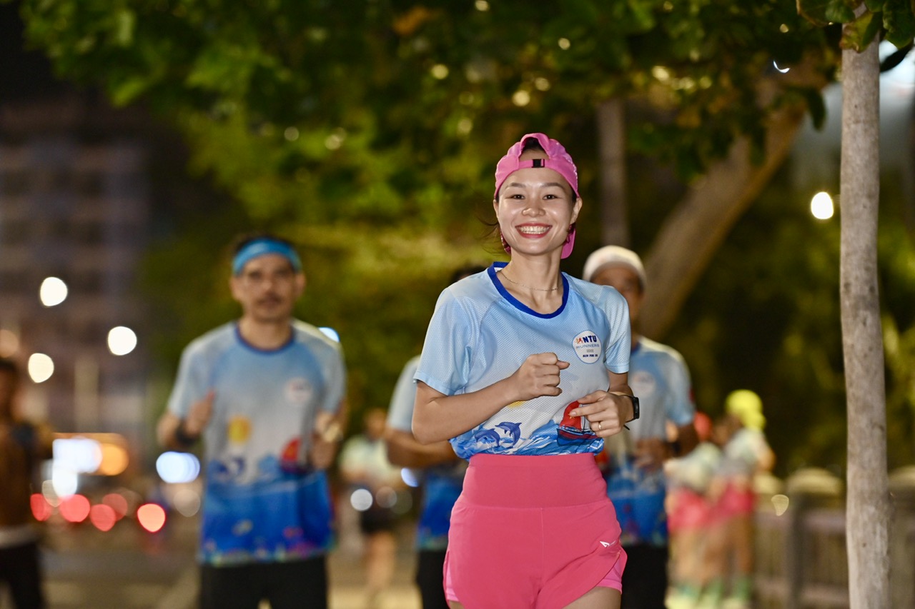 Lần đầu tiên đăng ký chạy đêm giải Nha Trang Night Run Sanvinest - Báo Khánh Hòa 2024, runner Nguyễn Thị Oanh (sinh năm 1992), chuyên viên Phòng Khoa học và Công nghệ Trường Đại học Nha Trang rất háo hức mong chờ ngày tranh tài.