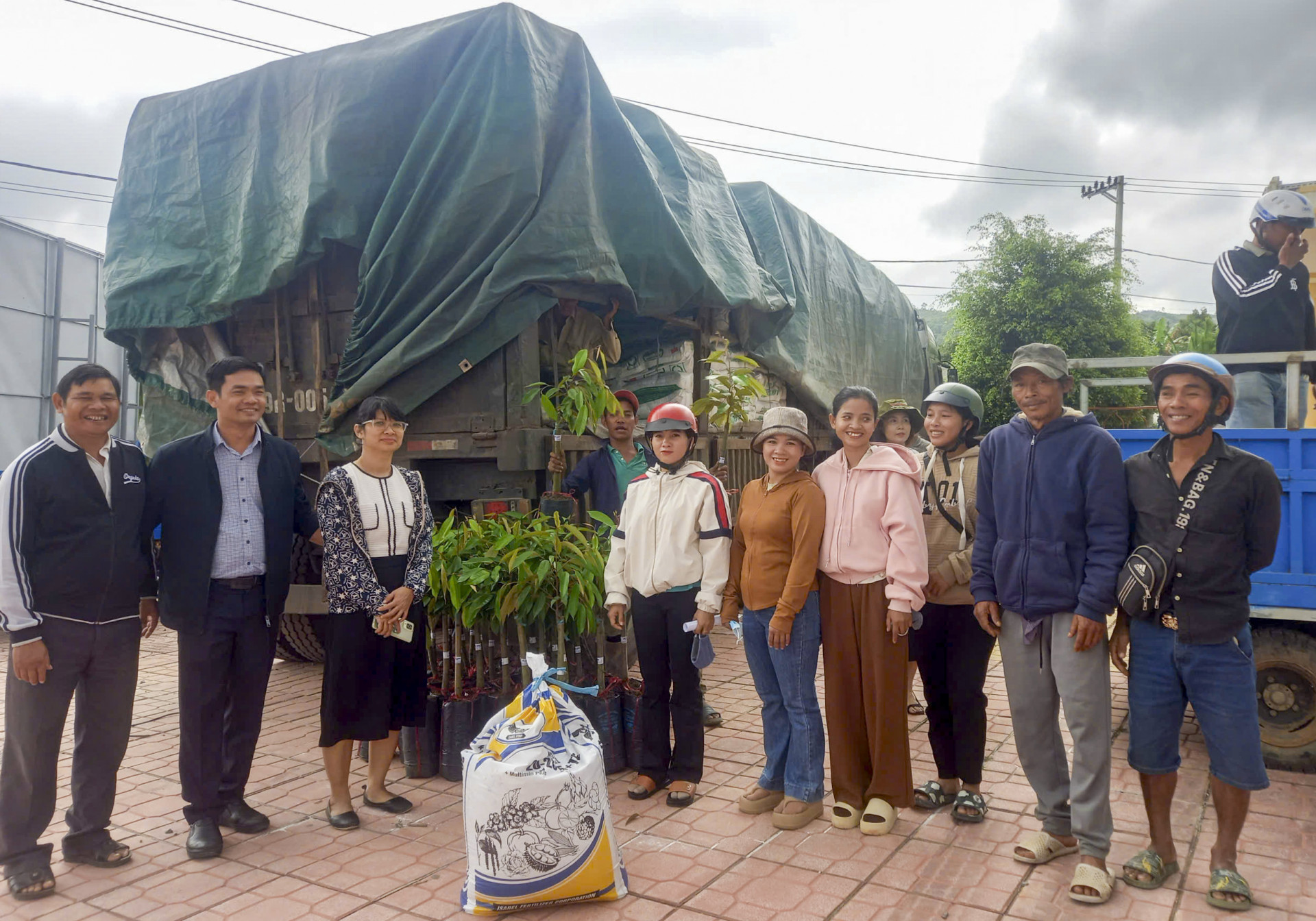 Dự án SACCR: Trao cây giống, vật tư nông nghiệp cho người dân Khánh Sơn và Khánh Vĩnh