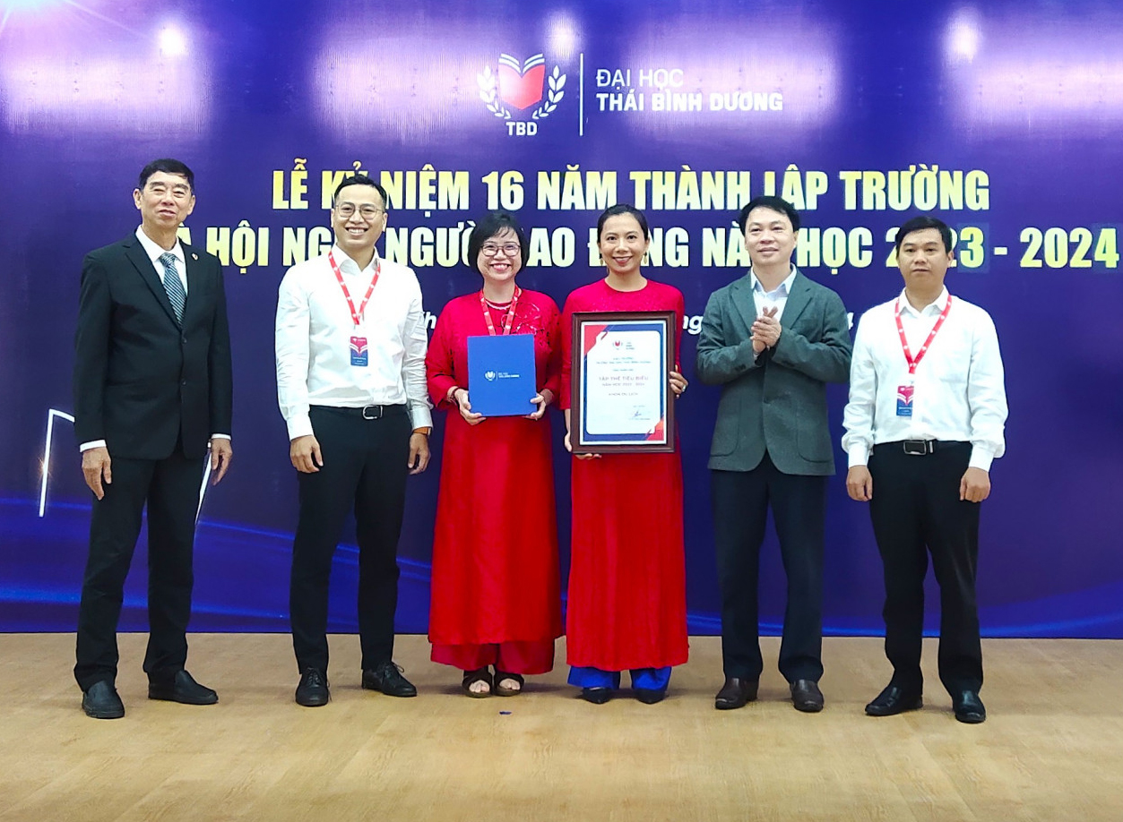 Khen thưởng tập thể tiêu biểu khối học thuật. 