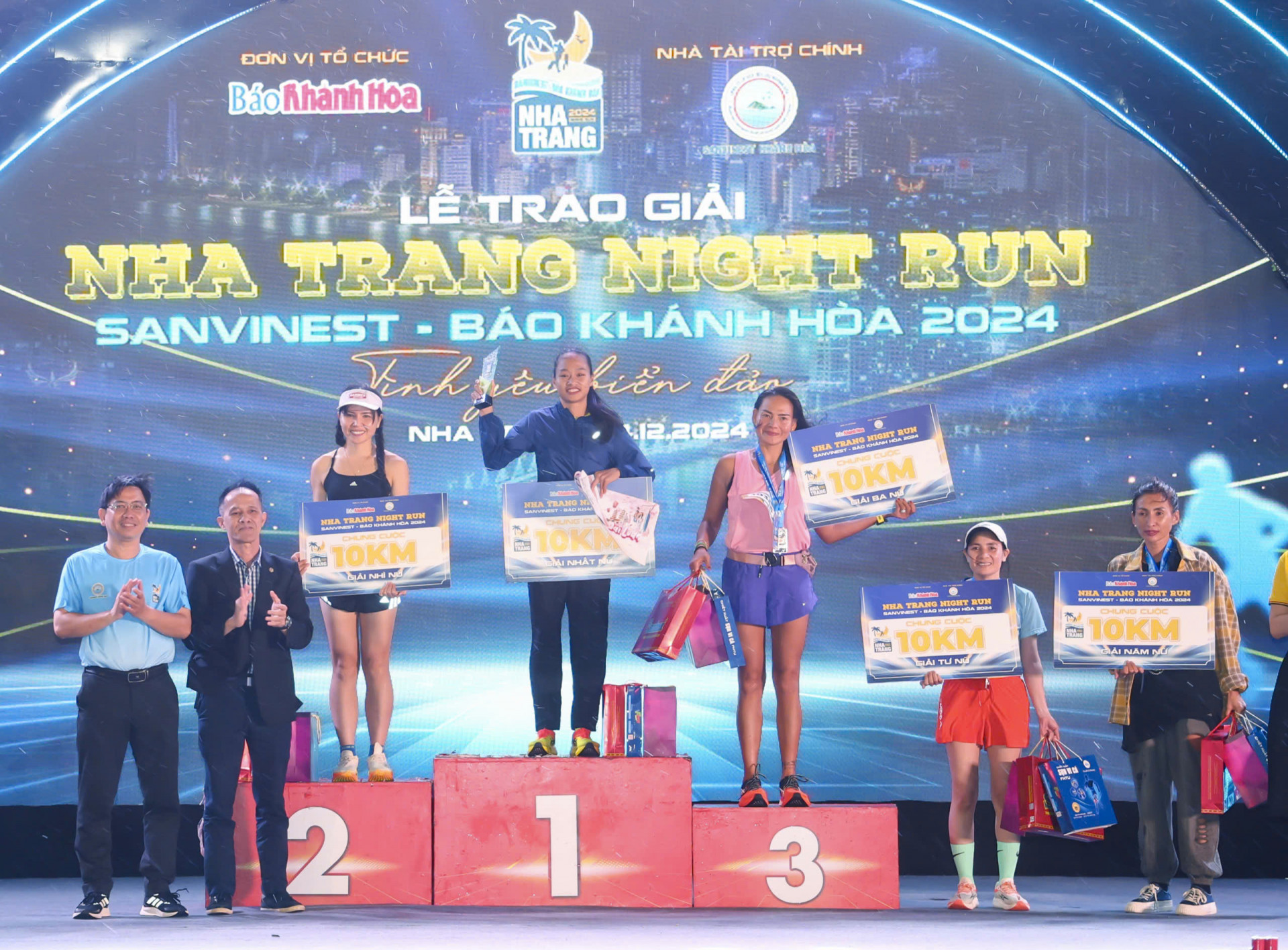 Vận động viên Karina Popova (bìa phải) nhận giải top 5.  Ảnh: Công Định