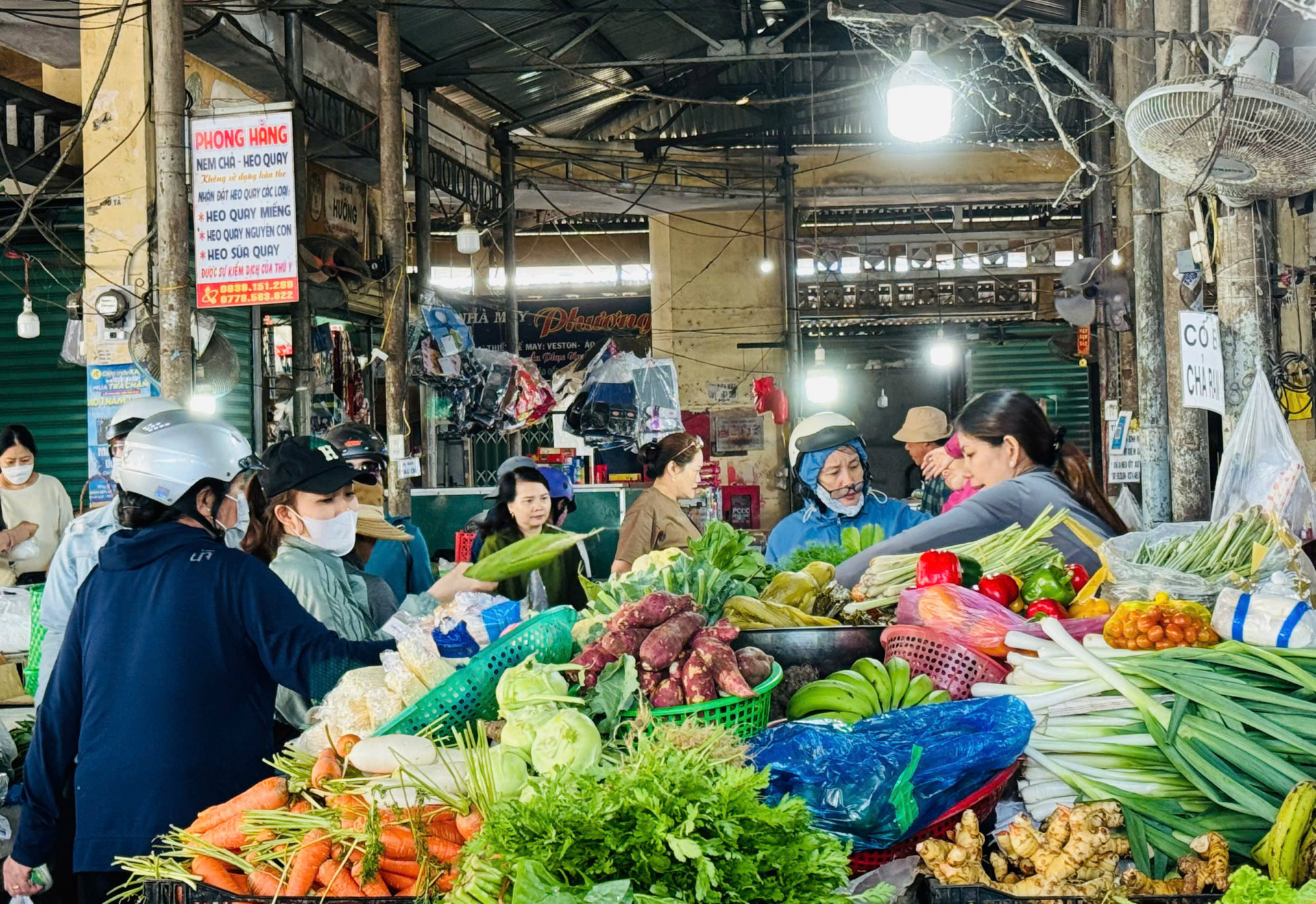 Người dân mua rau củ tại chợ Vĩnh Ngọc sáng 2-2