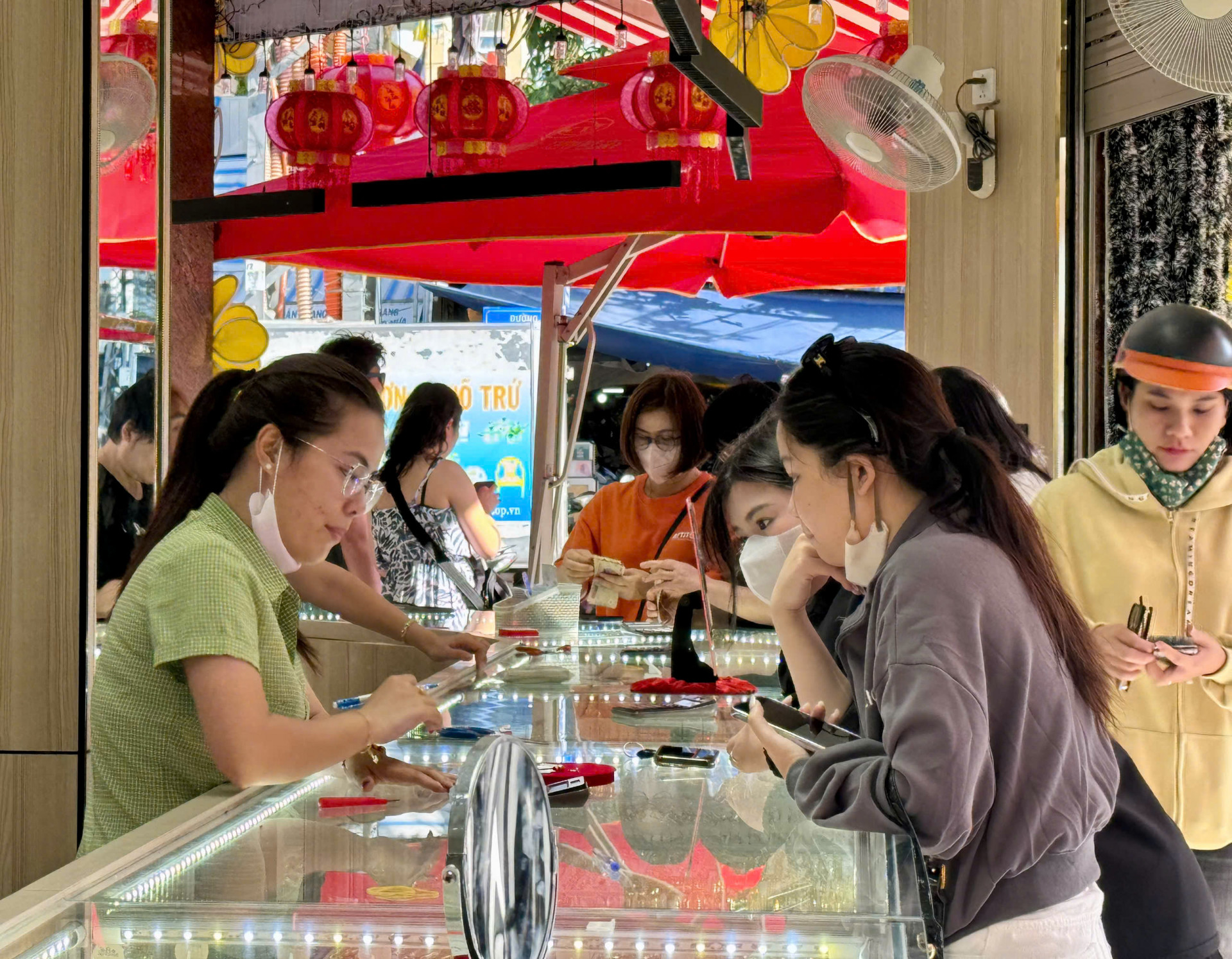Người dân mua vàng tại tiệm vàng Kim Vinh chiều 6-2