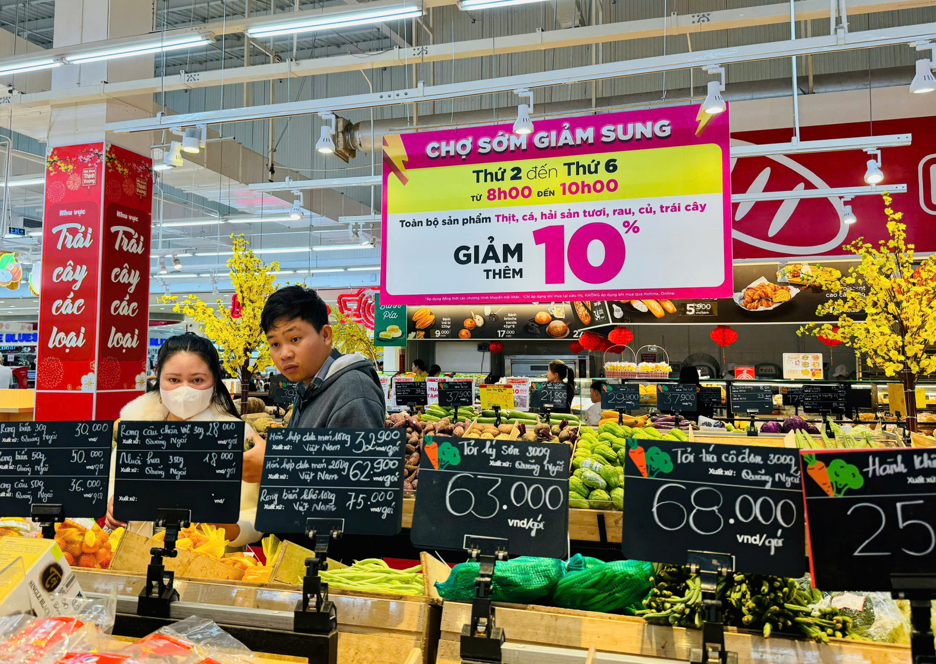 Siêu thị có nhiều chương trình giảm giá các mặt hàng thiết yếu sau Tết.