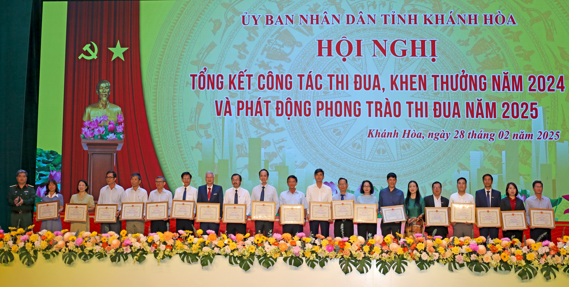 Lãnh đạo Agribank Chi nhánh tỉnh Khánh Hòa (thứ 2 từ phải sang) nhận bằng khen của UBND tỉnh.