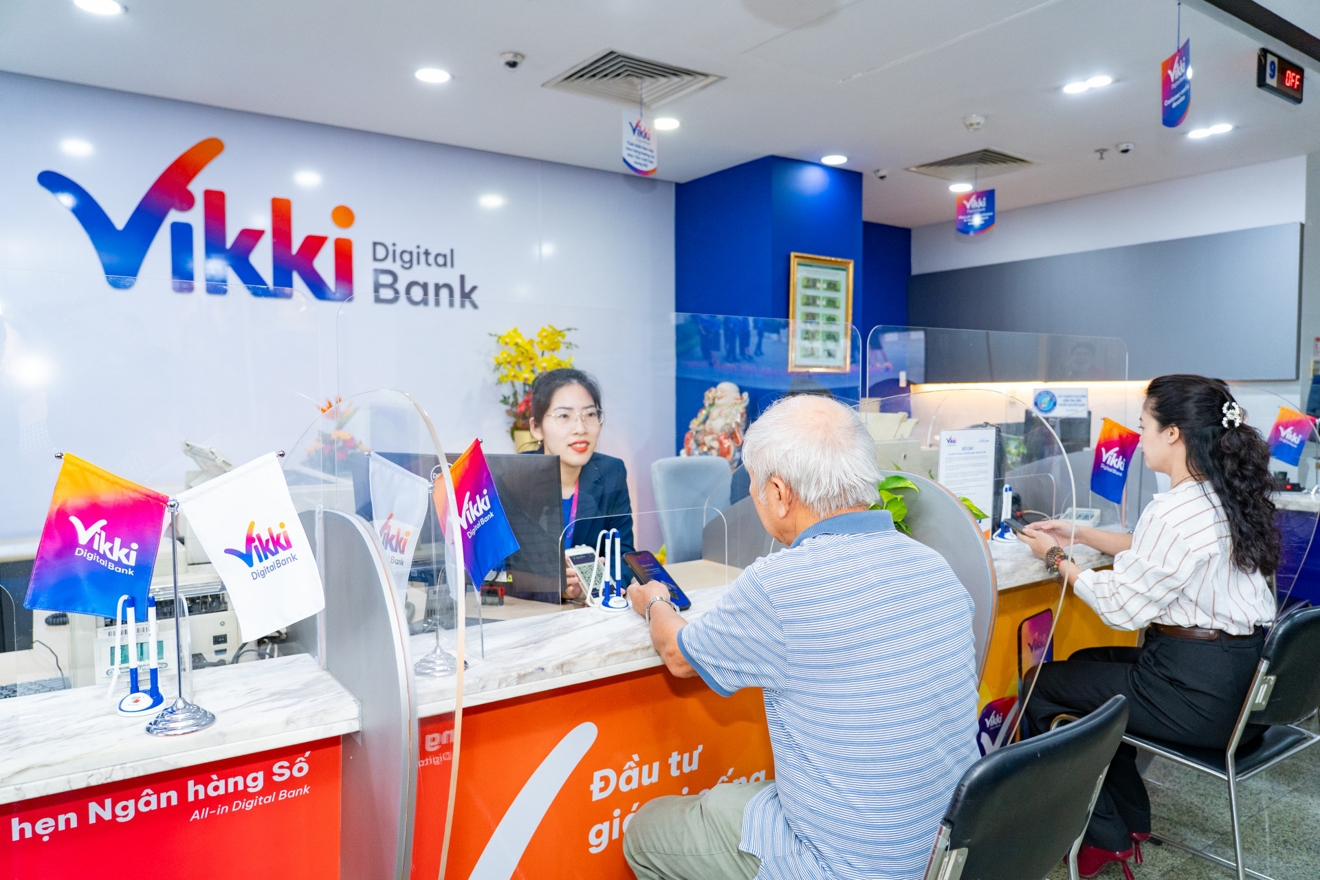 Tư vấn viên đang hỗ trợ khách hàng giao dịch tài chính trên ứng dụng của Vikki Digital Bank