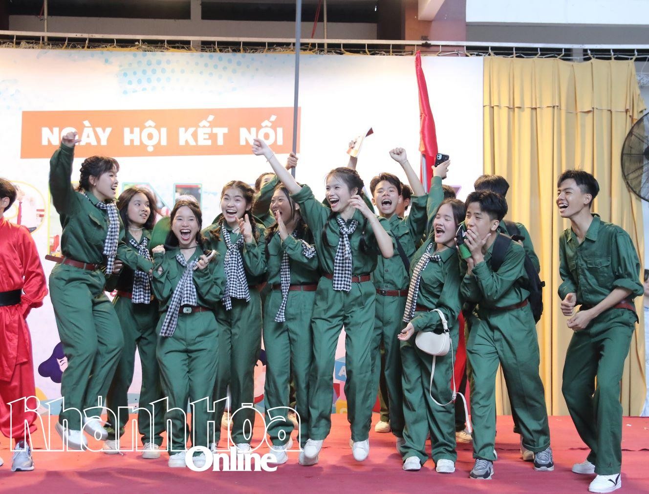 Giao lưu văn nghệ. 