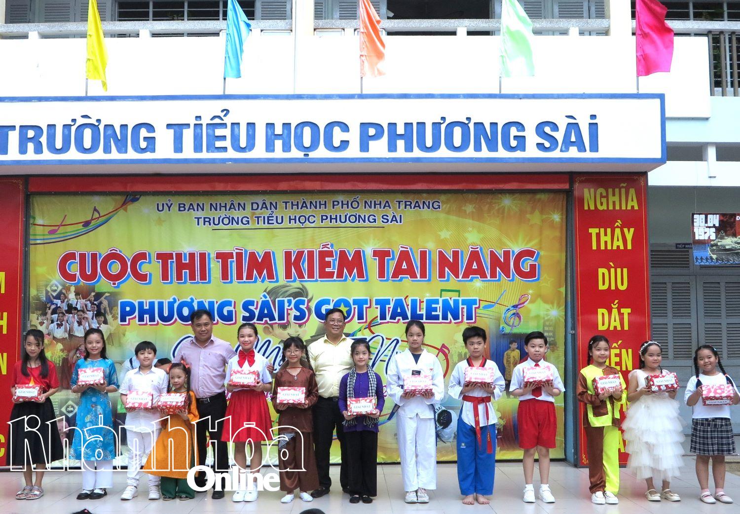Ban tổ chức trao giải nhất cho các tiết mục, tác phẩm.
