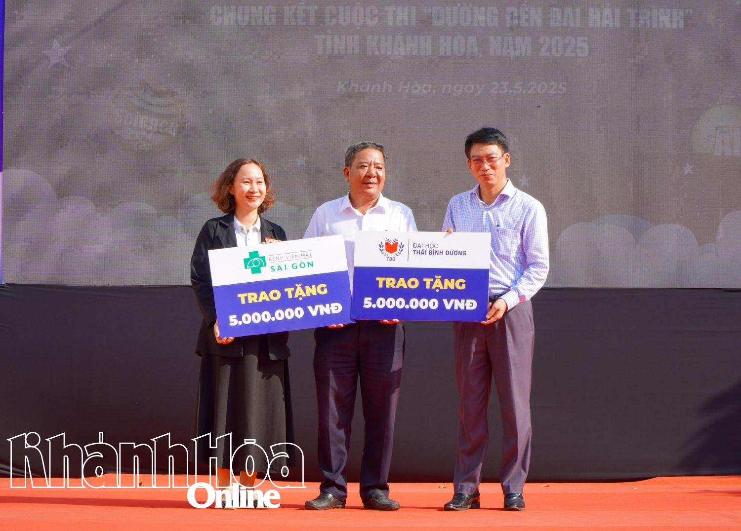Lãnh đạo Trường Đại học Thái Bình Dương trao học bổng cho quỹ khuyến học Trường THPT Hoàng Văn Thụ. 